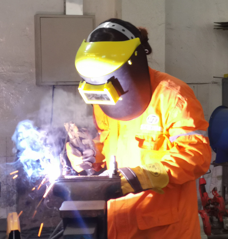 永不褪色的女勞?！浐胄窆倦妰x防腐工程處葉華蘭(圖1)