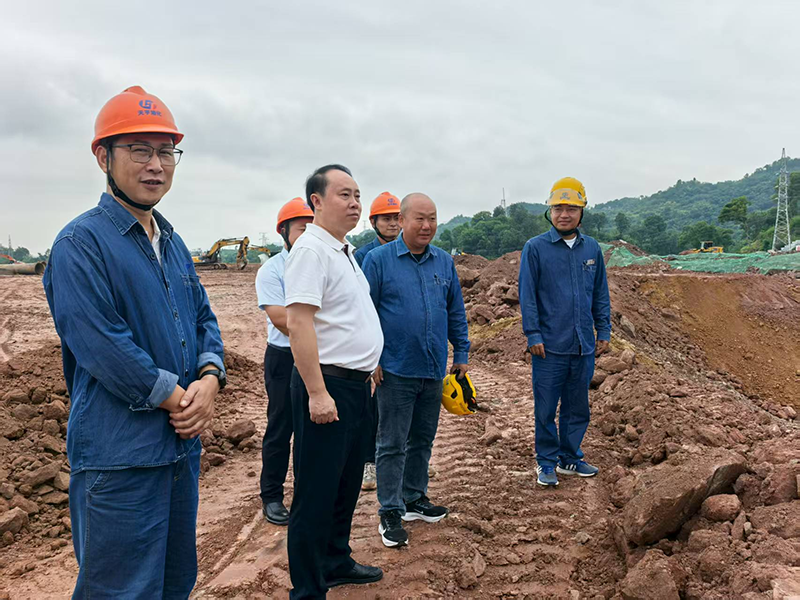 廖廷君到弘旭公司箱涵項目部現(xiàn)場調(diào)研指導(dǎo)工作(圖1)