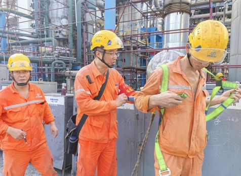 弘旭公司開(kāi)展瀘天化硝區(qū)大修現(xiàn)場(chǎng)安全帽、安全帶、安全網(wǎng) 使用情況檢查