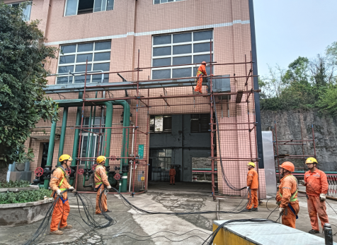 硝區(qū)大修進(jìn)行時(shí)，弘旭隊(duì)伍亮旗幟